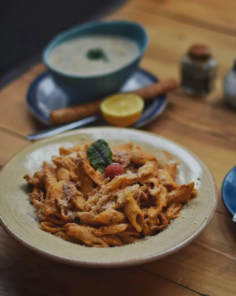 پاستا پنه خوشمزه و سوپ داغ از منوی متنوع کافه ث، یک تجربه غذایی دلنشین و باکیفیت در فضای دنج و دلپذیر