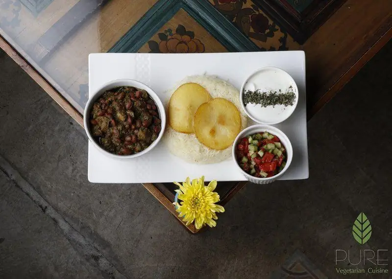 وعده غذایی کامل از رستوران گیاهی پیور: خورشت سبزی گیاهی با لوبیا قرمز، برنج، ته دیگ، ماست و خیار و سالاد شیرازی.