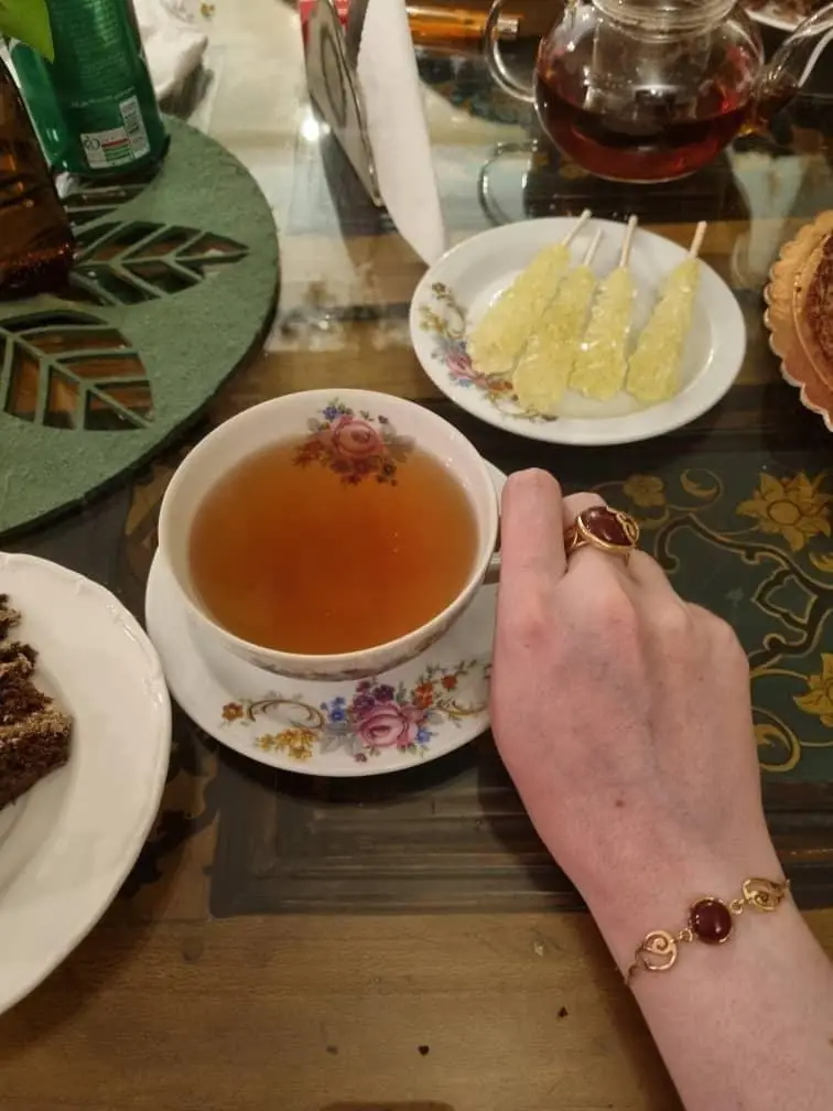 مشتری در رستوران گیاهی پیور از چای و نبات، همراه با دسر خوشمزه لذت می‌برد. فضایی آرام و دلنشین برای صرف عصرانه.