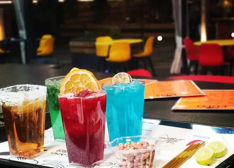 نوشیدنی‌های رنگارنگ و خنک در کافه لوپو؛ شامل کوکتل میوه‌ای، موکتل آبی، لیمو و بادام زمینی برای لحظاتی شاد و دلپذیر.