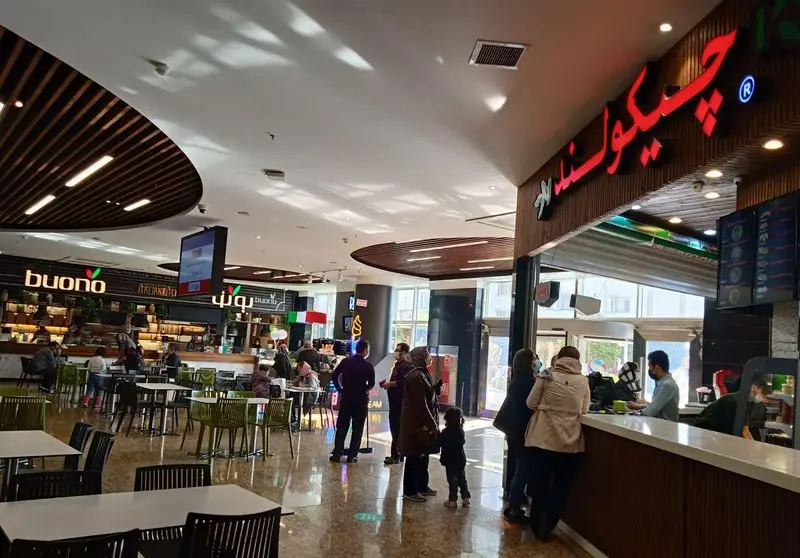 تصویری از فودکورت مدرن چیکولند سانا، با رستوران‌هایی مانند بونو، مشتریانی که مشغول سفارش و صرف غذا هستند و فضایی پرجنب‌وجوش.