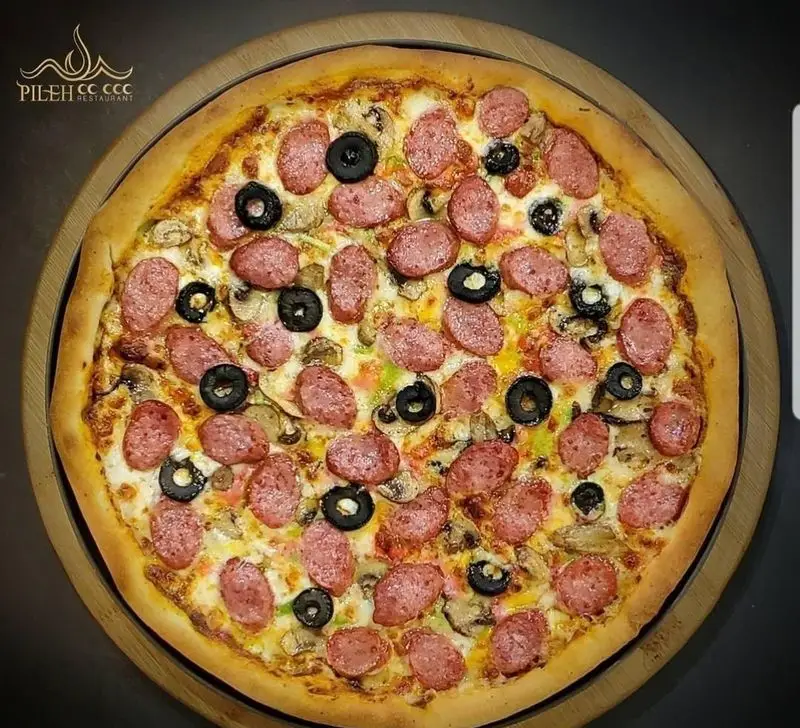 پیتزا سوسیس و قارچ و زیتون سیاه رستوران پیله، غذایی خوشمزه و داغ، مناسب برای سفارش آنلاین از فست فود پیله.