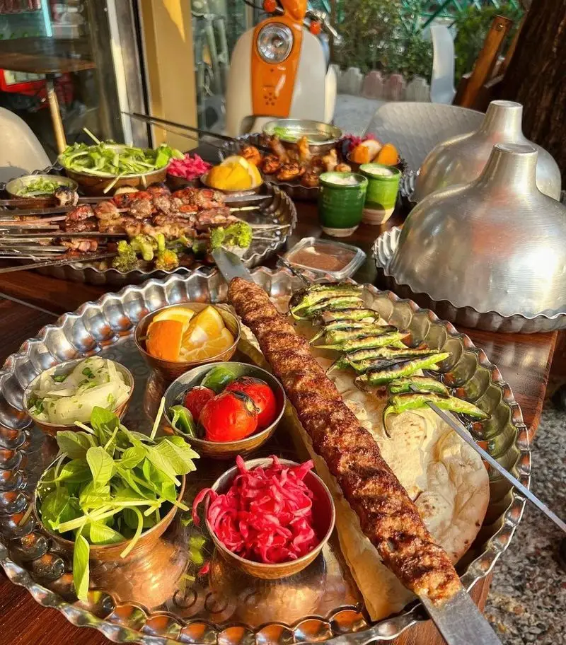 کباب‌های لذیذ (کوبیده و جوجه) با مخلفات تازه در سفره پربار کباب و جگر سرای عمو هوشنگ. تجربه غذای اصیل ایرانی و محیطی دلنشین.
