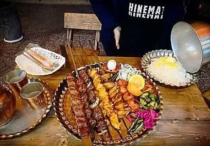 سینی کباب‌های متنوع (جوجه، کوبیده، جگر) و برنج زعفرانی با مخلفات در کباب و جگر سرای عمو هوشنگ؛ تجربه اصیل غذای ایرانی.