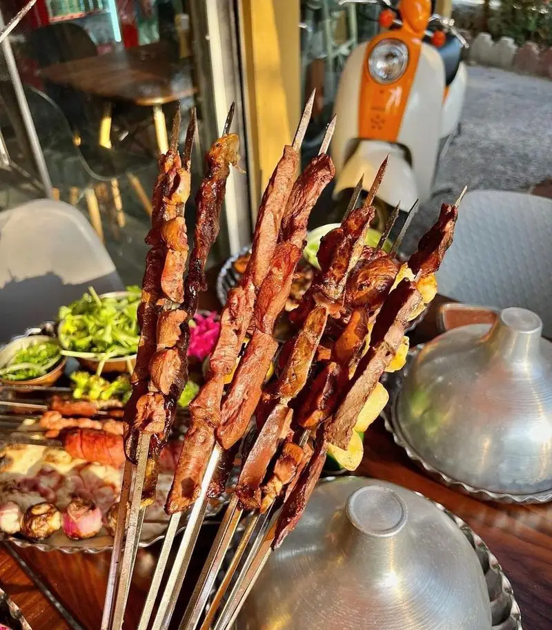 نمایی نزدیک از سیخ‌های کباب و جگر داغ و لذیذ در کباب و جگر سرای عمو هوشنگ، یک تجربه غذایی ایرانی اصیل و به یادماندنی.