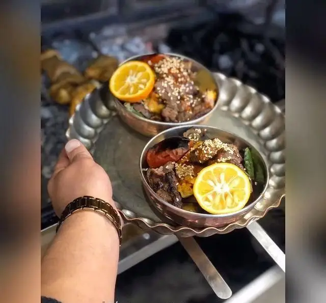 نمایی اشتهاآور از دو کاسه کباب و جگر اصیل عمو هوشنگ با گوجه و لیمو، سروی خاص در کباب و جگر سرای عمو هوشنگ