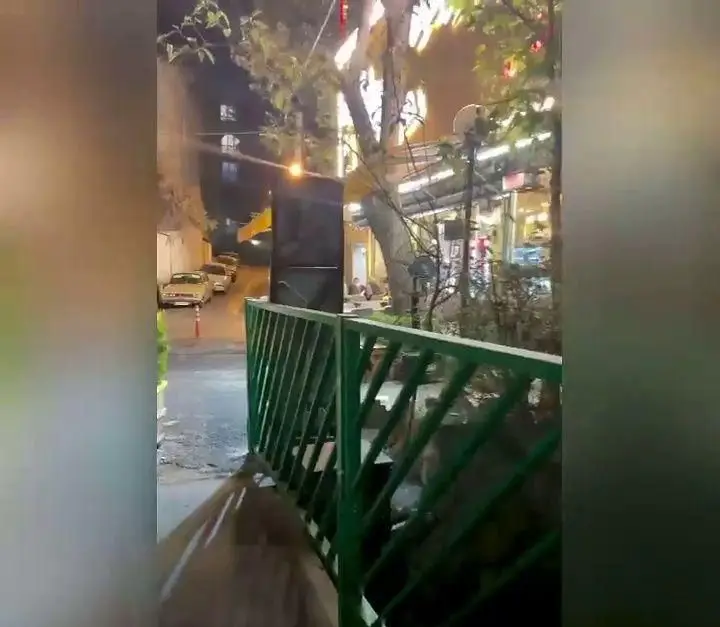 کباب و جگر سرای عمو هوشنگ در شب: محیطی دلپذیر با فضای سبز، نورپردازی زیبا و مشتریانی که از طعم اصیل کباب و جگر لذت می‌برند.