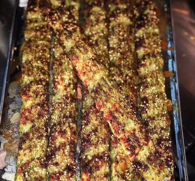 کباب های ویژه کنجدی، تازه و خوشمزه در کباب و جگر سرای عمو هوشنگ، طعم اصیل کباب ایرانی را تجربه کنید.