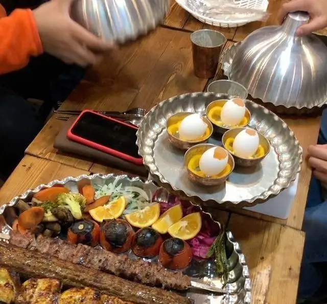 سفره کباب و جگر سرای عمو هوشنگ با انواع کباب (کوبیده، جوجه)، گوجه و سبزیجات گریل شده، به همراه تخم مرغ عسلی. طعم اصیل ایرانی.