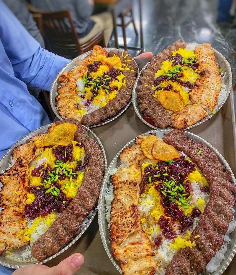 چهار پرس کباب کوبیده و جوجه کباب خوشمزه با پلو زعفرانی و زرشک از رستوران اصیل؛ بهترین غذای اصیل ایرانی برای ناهار و شام.