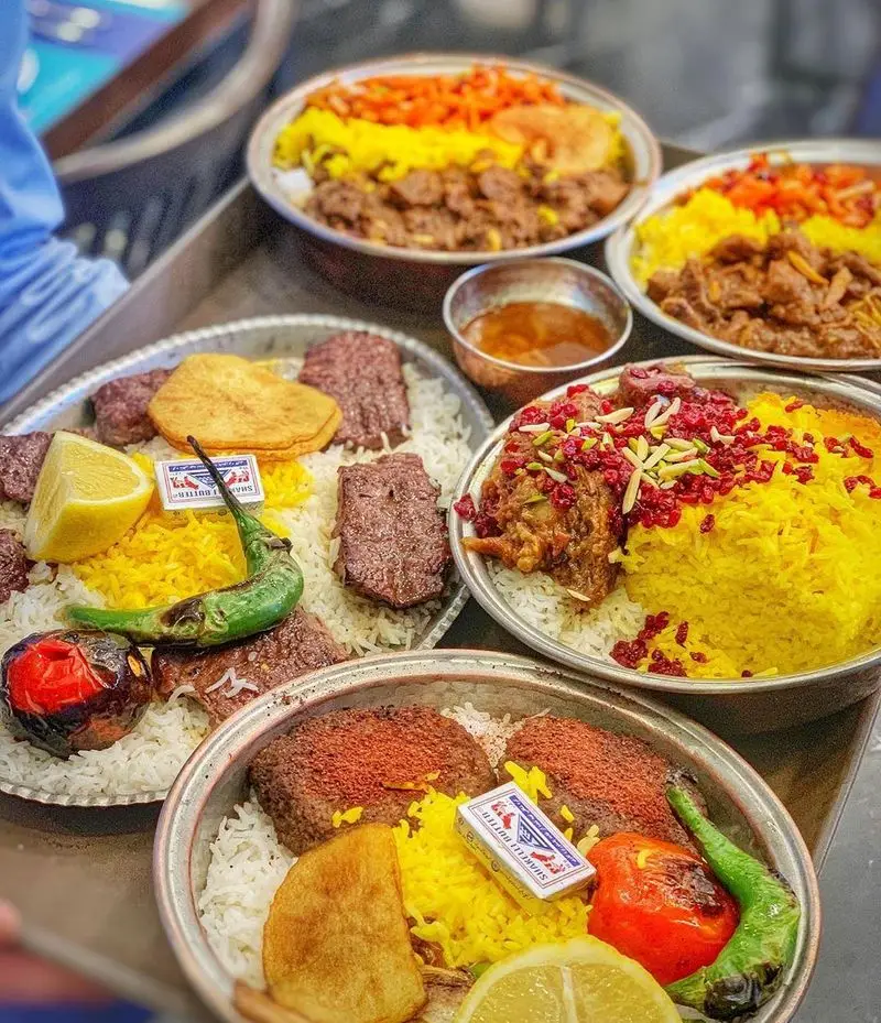 رستوران اصیل: مجموعه‌ای از غذاهای سنتی ایرانی، شامل انواع چلوکباب (برگ، کوبیده)، برنج زعفرانی و سفید، ته دیگ و خورشت‌های لذیذ ایرانی.