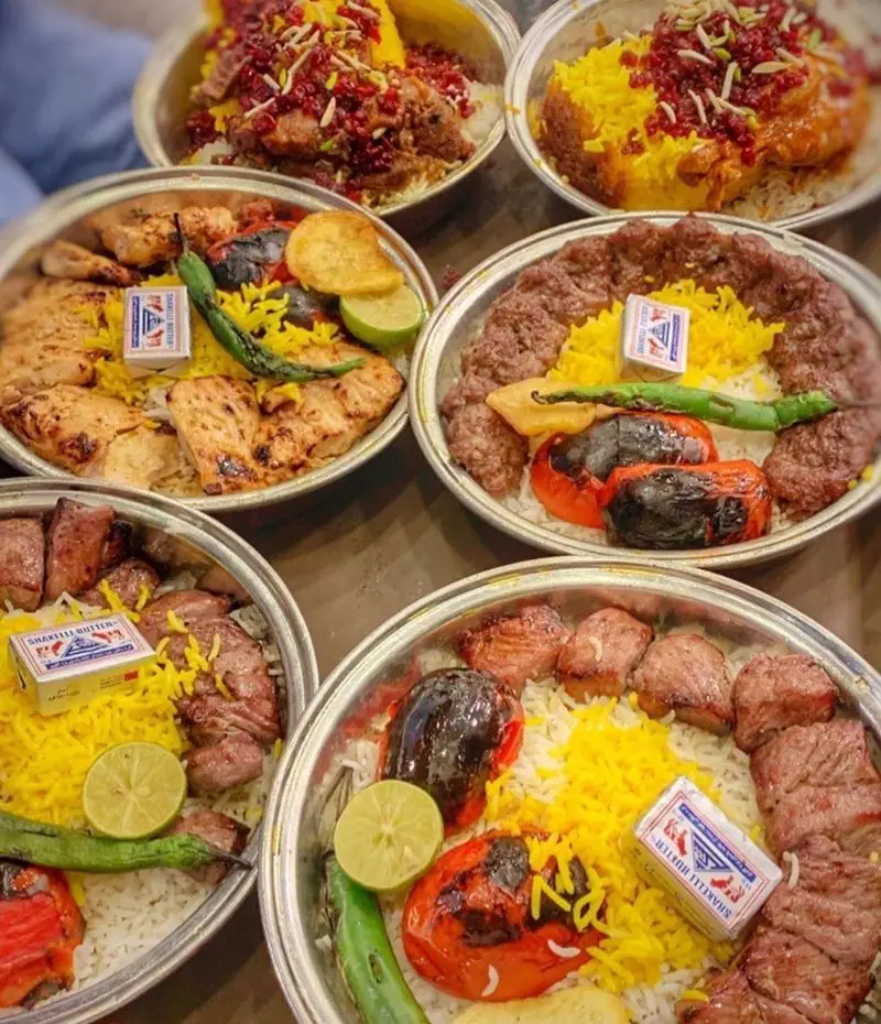 مجموعه ای لذیذ از چلوکباب های متنوع رستوران اصیل: جوجه کباب، کباب کوبیده و کباب برگ، با برنج زعفرانی و مخلفات تازه ایرانی.