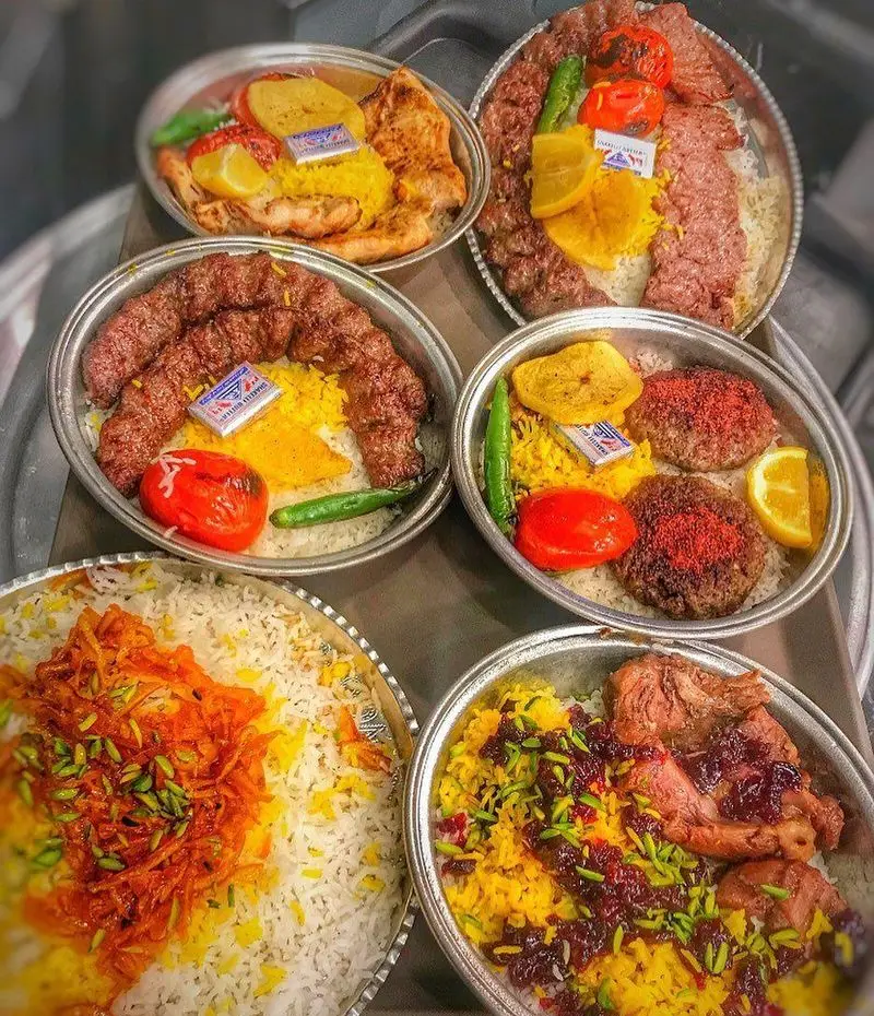 انواع چلوکباب‌های لذیذ ایرانی شامل کوبیده، جوجه، شامی و زرشک پلو مرغ اصیل را در رستوران اصیل تجربه کنید.