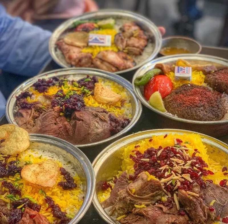 انواع غذاهای اصیل ایرانی از رستوران اصیل: باقالی پلو با گوشت، زرشک پلو با مرغ، چلو کباب کوبیده و پلو زعفرانی.