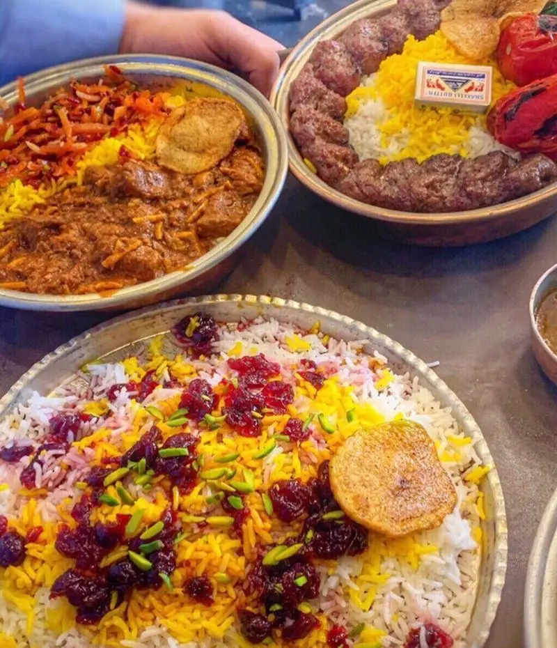 سفره ای رنگارنگ از رستوران اصیل: کباب کوبیده با برنج زعفرانی، آلبالو پلو مجلسی با پسته و خورشت سنتی ایرانی با ته دیگ طلایی.