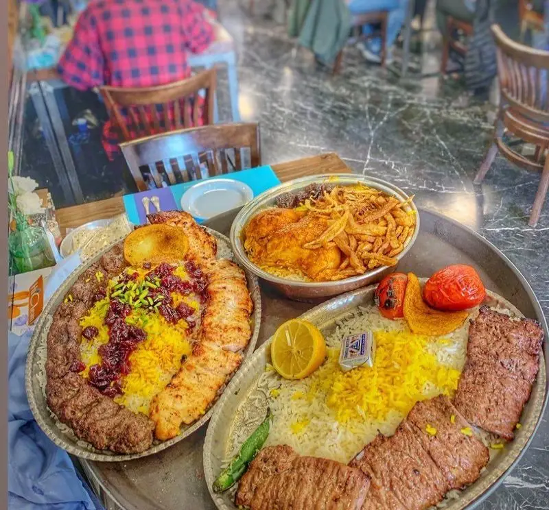 چیدمان زیبای کباب های کوبیده، جوجه و برگ به همراه برنج زعفرانی، زرشک پلو و مرغ در رستوران اصیل.