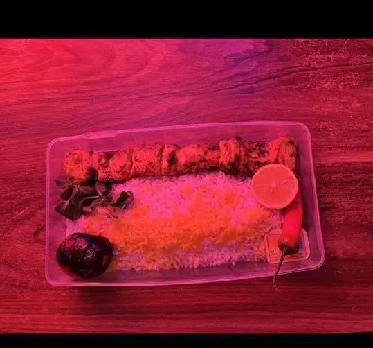 چلو جوجه کباب لذیذ و زعفرانی کافه رستوران آرشیو، شامل کباب مرغ، برنج، لیمو و فلفل قرمز، غذای بیرون بر ایده‌آل.