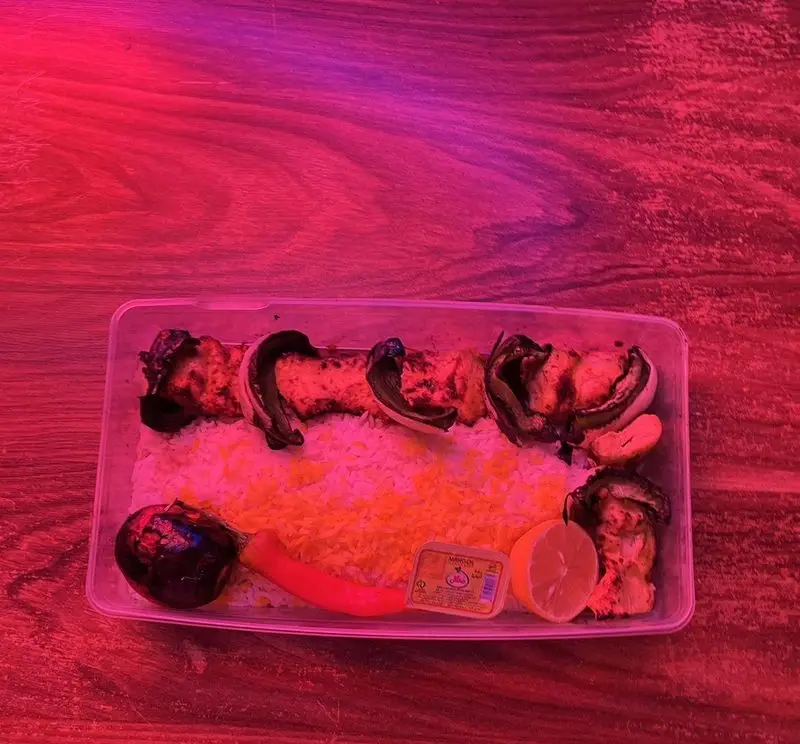 غذای بیرون‌بر کافه رستوران آرشیو: کباب جوجه، برنج زعفرانی، فلفل و بادمجان کبابی، پیاز، لیمو و کره. تجربه‌ای لذیذ.