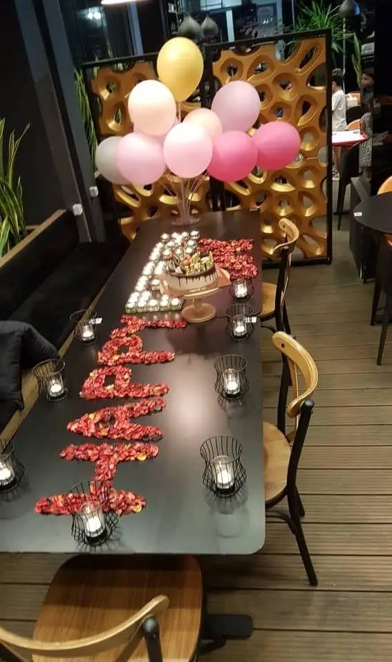 تجربه یک شب به یاد ماندنی و عاشقانه در فودهال نارسیس با میزآرایی ویژه تولد، سالگرد یا مراسم. دکور شیک و مدرن.