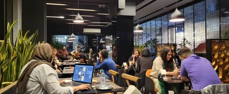 تصویری از فودهال نارسیس، محیطی پویا با مشتریانی که از غذا و نوشیدنی‌ها لذت می‌برند، همراه با اجرای موسیقی زنده دلنواز. مکانی عالی برای دورهمی و کار.