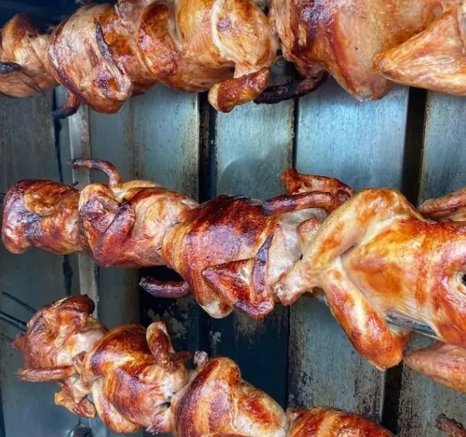 مرغ بریان‌های تازه و لذیذ پیتزا نوبهار، پخته شده در دستگاه‌های مدرن برای تضمین کیفیت و طعم دلپذیر.