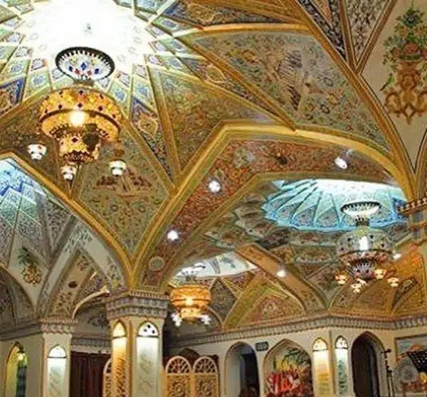 نمای داخلی زیبای رستوران دف با سقف‌های طاق‌دار سنتی، تزئینات پرنقش و نگار و لوسترهای مجلل. فضایی دلنشین برای صرف غذا.
