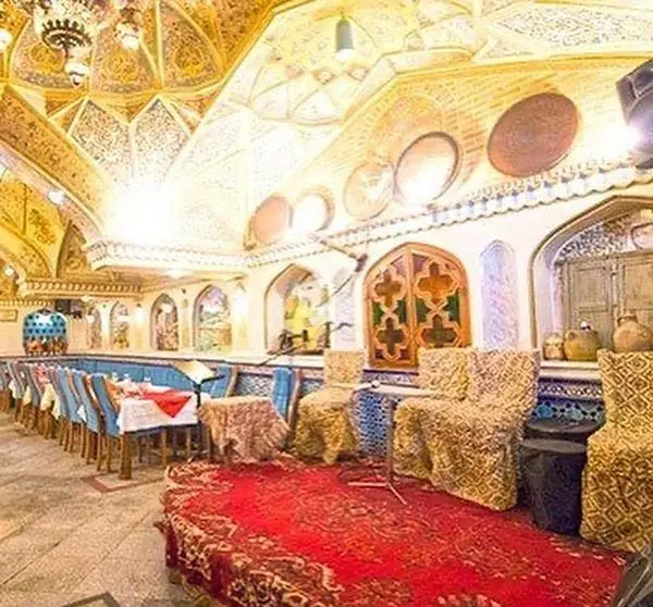 فضای داخلی دلنشین و سنتی رستوران دف با معماری اصیل ایرانی، سقف‌های گنبدی مزین و میز و صندلی‌های شیک برای تجربه‌ای خاص.