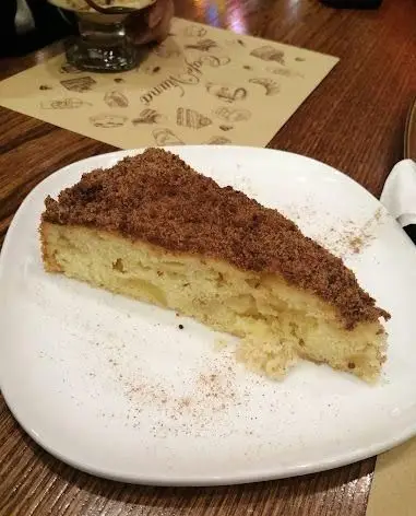 برش کیک خوشمزه با رویه کرامبل در کافه ویونا، ایده‌آل برای یک عصرانه دلنشین و شیرین در کنار قهوه یا چای.