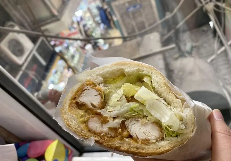 ساندویچ مرغ سوخاری کنتاکی شمرونی با کاهو ترد و سس مخصوص، یک لقمه خوشمزه و پرطرفدار برای دوستداران غذای آماده.