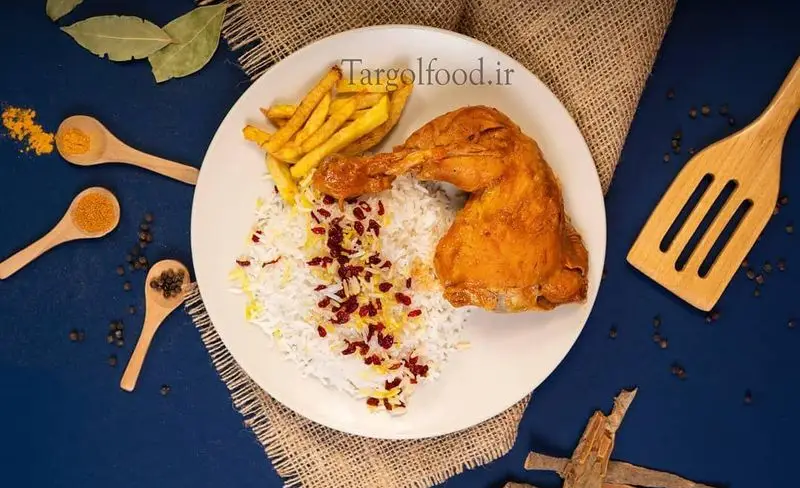 چلو مرغ مجلسی تهیه غذای ترگل با برنج ایرانی، مرغ زعفرانی، سیب زمینی سرخ کرده و زرشک. طعمی بی‌نظیر برای سفارش آنلاین غذای خانگی.