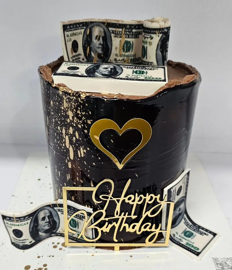 کیک تولد مشکی و طلایی لاکچری شیرینی خاتون با تزئین اسکناس دلار و قلب طلایی، هدیه‌ای جذاب و خاص.