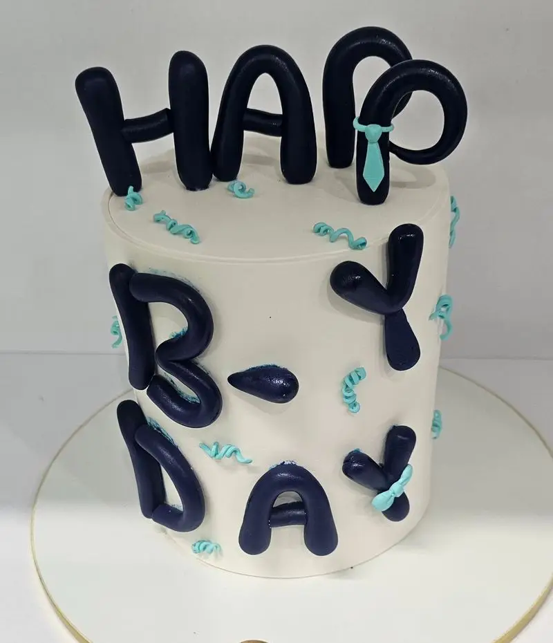 کیک تولد مردانه لاکچری شیرینی خاتون با حروف برجسته "Happy B-Day" آبی و تزیینات فیروزه‌ای. ایده‌آل برای آقایان.
