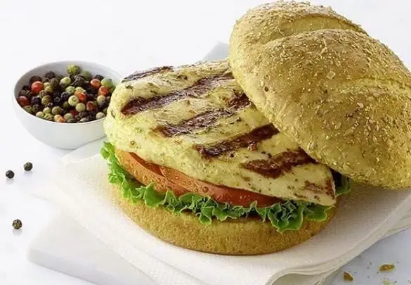 ساندویچ مرغ گریل بازلیکو آریانو با نان سبوس‌دار، کاهو، گوجه فرنگی و فلفل‌های دانه؛ انتخابی سالم و دلچسب.