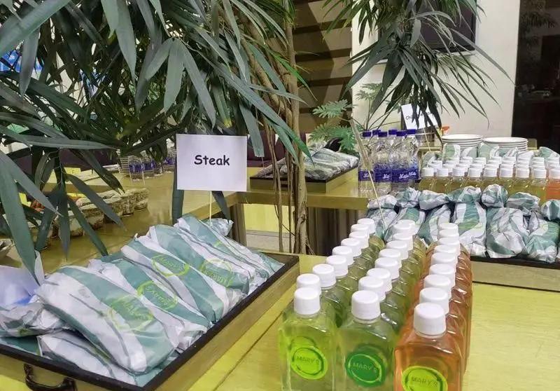 میز پذیرایی بیستروی ماریز شامل غذای آماده استیک، ساندویچ‌های بسته‌بندی و نوشیدنی‌های متنوع، ایده‌آل برای رویدادهای خاص.