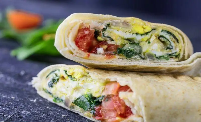 رول صبحانه خوشمزه بیستروی ماریز با تخم مرغ اسکرامبل، اسفناج تازه و گوجه فرنگی خرد شده. انتخابی سالم و مقوی برای آغاز روز.
