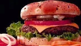 همبرگر چیزبرگر خوشمزه و با کیفیت فست فود خسروی با نان کنجدی، گوشت تازه، پنیر، کاهو، گوجه و پیاز. بهترین ساندویچ.