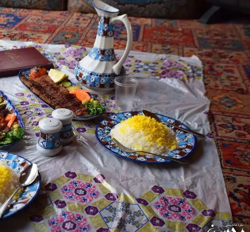 لذت چشیدن کباب کوبیده زعفرانی و غذای سنتی ایرانی در فضای دلنشین و سنتی رستوران باغچه محسن