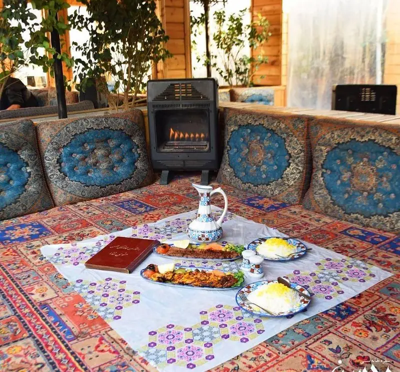 فضای سنتی و دلنشین باغچه محسن با چلو کباب های خوشمزه و سرویس دهی عالی، تجربه غذای اصیل ایرانی در محیطی آرام.