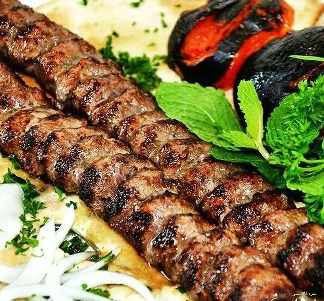 کباب کوبیده سنتی و آبدار باغچه محسن، با سیخ‌های گوشت لذیذ، گوجه کبابی، پیاز و سبزیجات تازه روی نان. طعم اصیل ایرانی.