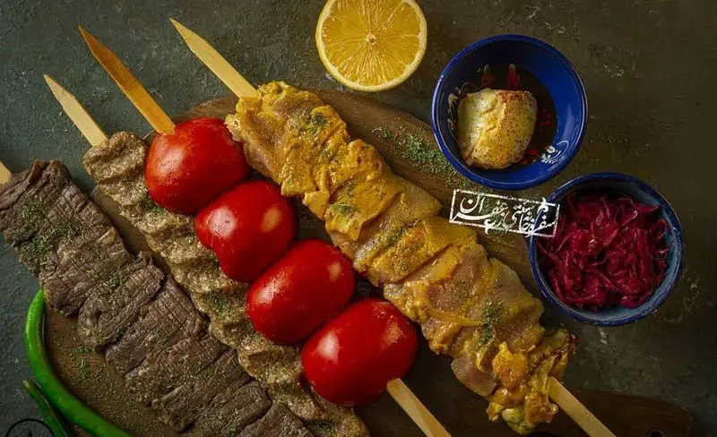کباب چنجه و جوجه کباب خوشمزه گل زعفرون با گوجه و لیمو. غذای ایرانی سنتی و باکیفیت مناسب برای رستوران و سفارش آنلاین.