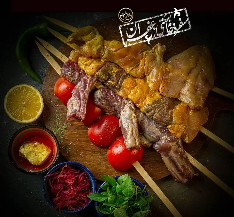 انواع کباب‌های تازه و باکیفیت زعفرانی (جوجه، گوشت، جگر) به همراه مخلفات خوش‌رنگ و اشتهاآور برای یک تجربه غذایی اصیل ایرانی در گل زعفرون.