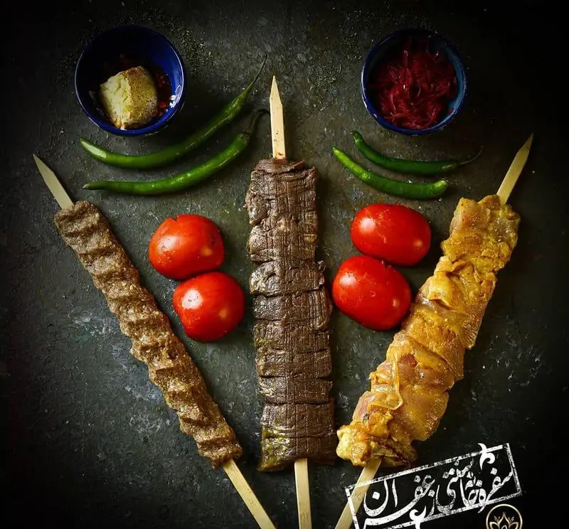 سه سیخ کباب مجلسی و خوش‌طعم (کوبیده، برگ و جوجه) از سفره خانه گل زعفرون به همراه گوجه کبابی و فلفل.