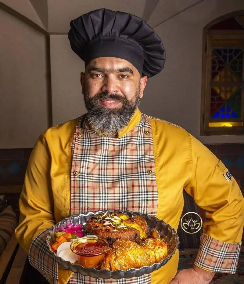 سرآشپز مجرب گل زعفرون با افتخار ته چین و مرغ زعفرانی، بهترین غذای اصیل ایرانی را با طعم بی نظیر ارائه می دهد.