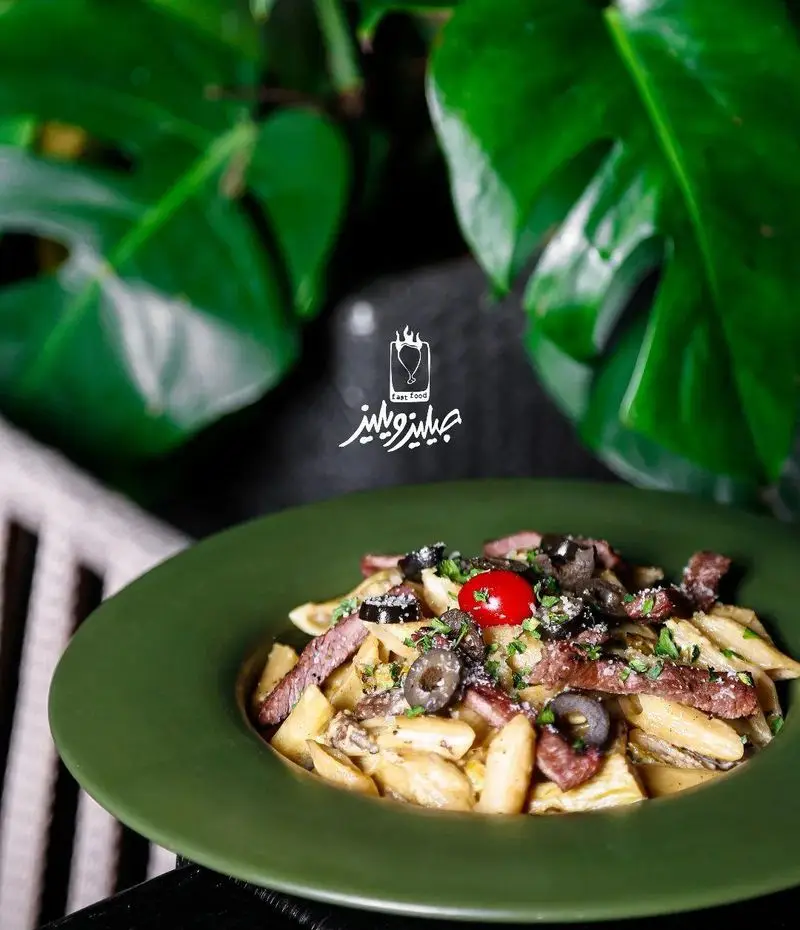 پاستای لذیذ پنه با گوشت تازه و زیتون، غذایی محبوب از فست فود جیلیزویلیز پیروزی برای سفارش آنلاین و حضوری.