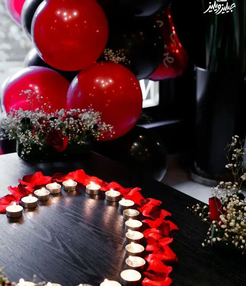 دکوراسیون خاص و رمانتیک با بادکنک‌های قرمز و مشکی، شمع‌آرایی و گل برای مناسبت‌ها در فست فود جیلیزویلیز پیروزی.