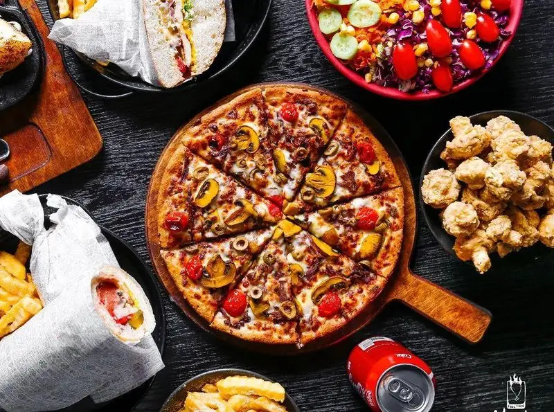 سفره کامل و خوشمزه فست فود جیلیزویلیز پیروزی با پیتزا، ساندویچ، رول، سالاد تازه و سوخاری لذیذ، طعم متفاوت.