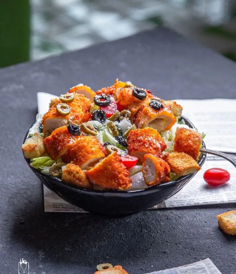 سالاد مرغ سوخاری هیجان‌انگیز فست فود جیلیزویلیز پیروزی؛ ترکیبی از مرغ کریسپی، زیتون، گوجه و کاهوی تازه. مناسب برای سفارش آنلاین.