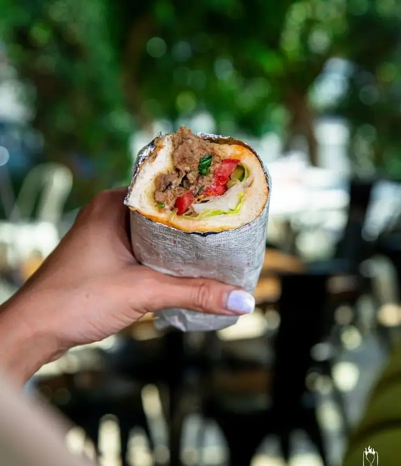 ساندویچ شاورمای خوشمزه و تازه فست فود جیلیزویلیز پیروزی با نان ترد، گوشت آبدار، کاهو و گوجه فرنگی، آماده سرو