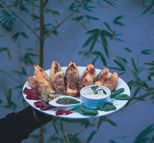 وجز سیب‌زمینی ترد کافه هاگ با دو دیپ سس خاص، انتخابی عالی برای عصرانه و میان‌وعده در محیط دنج کافه هاگ.