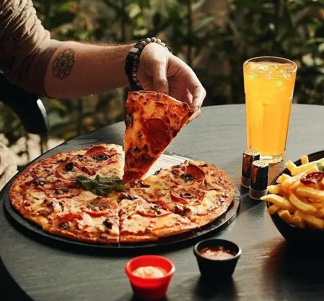 کافه هاگ: لذت طعم بی‌نظیر پیتزا پپرونی داغ، سیب‌زمینی سرخ کرده ترد و نوشیدنی‌های خنک در فضایی دلنشین.